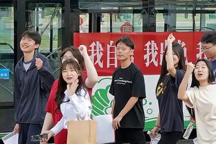 中国台湾球迷长途飞行来看哈登 后者比心示爱❤️
